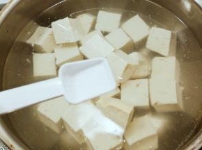 先用开水煮豆腐 水中加入2克盐  去除豆腥味  同时增加豆腐的韧性