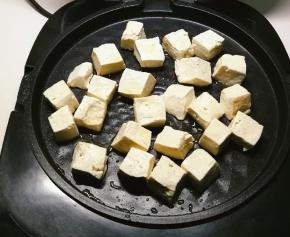 煎烤机刷油  将豆腐煎制