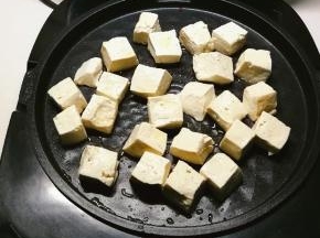 煎烤机刷油  将豆腐煎制
