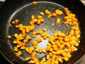 炒锅加入食用油  放入胡萝卜丁翻炒