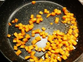 炒锅加入食用油  放入胡萝卜丁翻炒