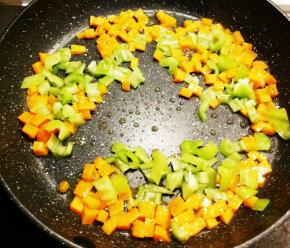 放入青椒丁 继续翻炒  炒熟后盛到碗里备用