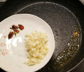 锅中底油放入八角  蒜末