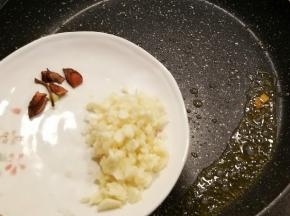 锅中底油放入八角  蒜末