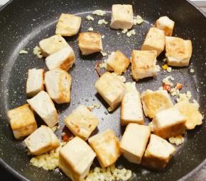 放入煎好的豆腐