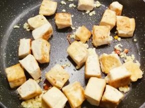 放入煎好的豆腐