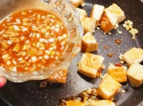 倒入碗汁