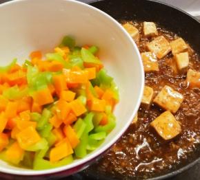 汤汁浓稠后 放入炒好的蔬菜