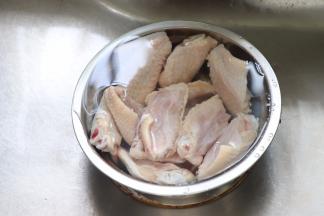 鸡翅清水洗干净，检查好上面是否有鸡毛残留。