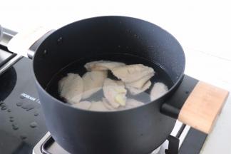 把姜片和鸡翅一起放入冷水锅中，加盖烧开。