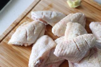 每个鸡翅两面都用刀拉2-3条口，这样更加入味。