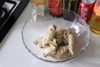 烧开后，开盖煮2分钟，捞出，洗净，控水。