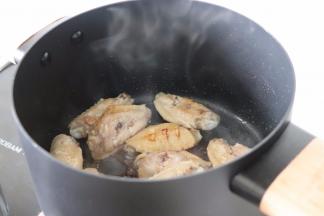 倒入2勺生抽，和姜丝，翻炒一下。