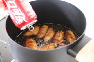 倒入一罐可乐。