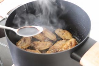 倒入1勺老抽，翻炒匀。