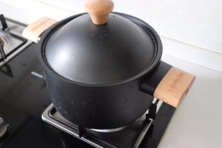 盖好锅盖，中大火烧开。