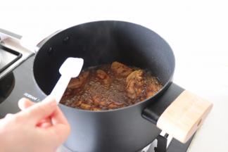 剩余一半汤的时候，加入1.5勺的盐，中小火继续炖。