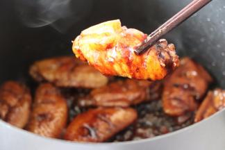 汤汁变少，肉变软烂后，大火收汁。