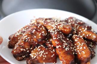 盛盘，撒上熟的白芝麻，一道美味的可乐鸡翅就完成了。