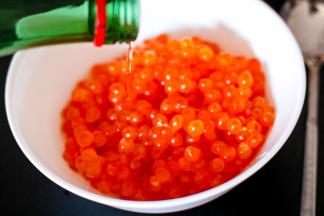 倒入日本清酒，用量没过鱼籽