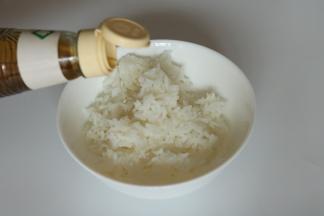 冷米饭中加入适量寿司醋，拌匀