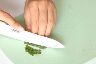 紫苏叶用刀切碎条，备用