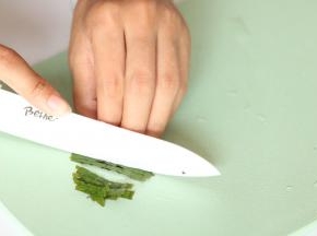 紫苏叶用刀切碎条，备用