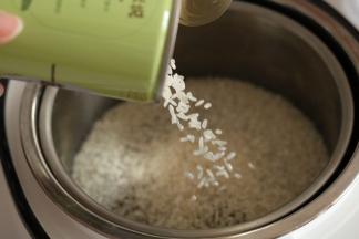 九阳轻养鲜米是免洗的，所以可以直接使用