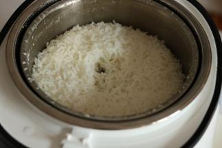 蒸熟的米饭，放到完全晾凉