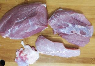 猪肉洗干净，用厨房纸擦干水分，把筋膜去除干净，如果你买的是里脊肉那就可以省略这一步