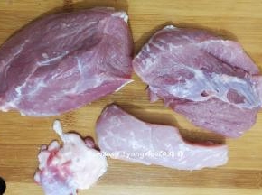 猪肉洗干净，用厨房纸擦干水分，把筋膜去除干净，如果你买的是里脊肉那就可以省略这一步