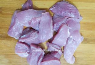 将猪瘦肉（猪后腿肉和里脊都可以）切成小块，竖着切
