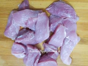 将猪瘦肉（猪后腿肉和里脊都可以）切成小块，竖着切