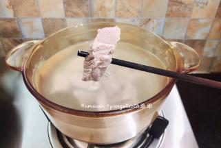 用筷子戳能戳透即可，省下的汤，是非常鲜美的瘦肉汤，别浪费哦，这个汤用来煮面或是煮粉都非常的美味