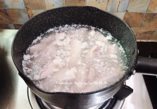 切好的猪肉冷水下锅，冷水下锅汆烫一遍去除血沫，然后用冷水冲洗干净