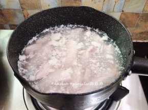 切好的猪肉冷水下锅，冷水下锅汆烫一遍去除血沫，然后用冷水冲洗干净