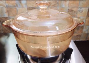 冲洗好的猪肉，再次下锅，倒入适量的清水，烧开后转小火煮20分钟左右