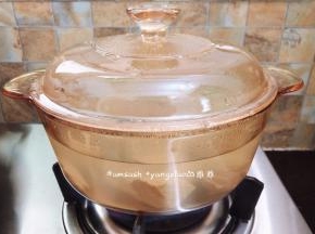 冲洗好的猪肉，再次下锅，倒入适量的清水，烧开后转小火煮20分钟左右