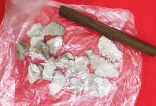 捞出瘦肉冷却，冷却后将肉装进一个大的保鲜袋，用大号擀面杖，把猪肉擀开，可以多擀压几次，这样的猪肉会更松散