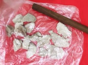 捞出瘦肉冷却，冷却后将肉装进一个大的保鲜袋，用大号擀面杖，把猪肉擀开，可以多擀压几次，这样的猪肉会更松散