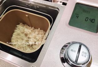 肉松功能启动至开始搅拌的时候，这时打开面包机盖