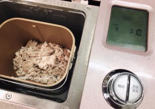 擀压开的肉很松散，然后直接倒入面包机的内桶中，盖上盖子，开启肉松功能