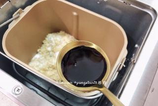 最后加入少许生抽，这一步为了上色和鲜味，不能省略