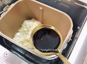 最后加入少许生抽，这一步为了上色和鲜味，不能省略