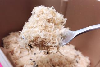 毛茸茸的肉松就完成了，刚刚搅好的肉松颜色稍微浅些，等放到冷却肉松的颜色就很好看的哦