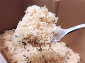毛茸茸的肉松就完成了，刚刚搅好的肉松颜色稍微浅些，等放到冷却肉松的颜色就很好看的哦
