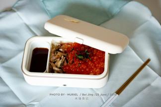 紫苏碎条撒在鱼籽表面