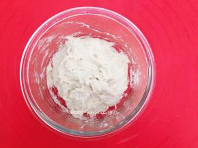 将波兰酵头的所有材料混合在一起，放在室温发酵或是提前一个晚上把波兰酵头做好放进冰箱冷藏发酵