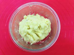 趁着揉面期间，可把椰蓉馅做好备用，黄油室温软化，把椰蓉馅中所有材料混合均匀即可，用刮刀按压成团，放冰箱冷藏