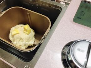 然后看一下状态，揉成光滑的面团，揉至扩展阶段，这时候可加入20g的黄油继续揉